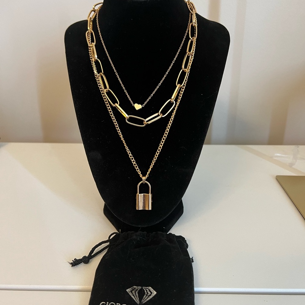 Chic Gold Layered Necklace with Padlock Pendant